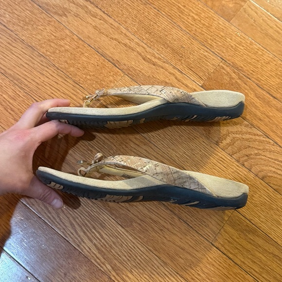 Vionic Bella Cork Bow Sandals Flip Flops Womens 8 Tan Beige Gold Comfort Thongs - Picture 4 of 8